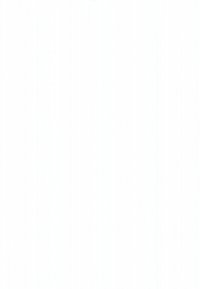 Tri mladé ženy sedia pri stole a používajú notebooky a tablety, spolupracujú v modernom kancelárskom prostredí s pohármi kávy poruke.