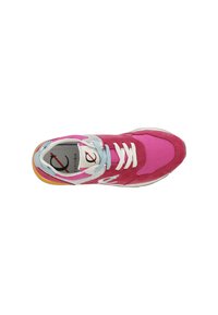 Sneaker in suede rosa con dettagli in rete e tessuto, dotato di un design con lacci bianchi e suola multicolore. Marchio visibile sulla linguetta.