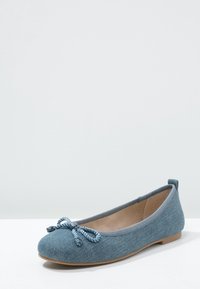 Denimblå balettkläxor med rund tå, rosett detalj framtill och en platt sula. Mjuk tygöverdel med en slät innerfoder.