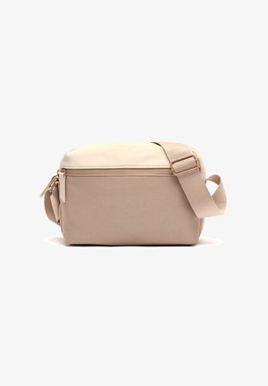 Bolso bandolera beige con parte superior lisa y estructurada y parte inferior de tela texturizada. Cuenta con una correa ajustable y un cierre de cremallera.