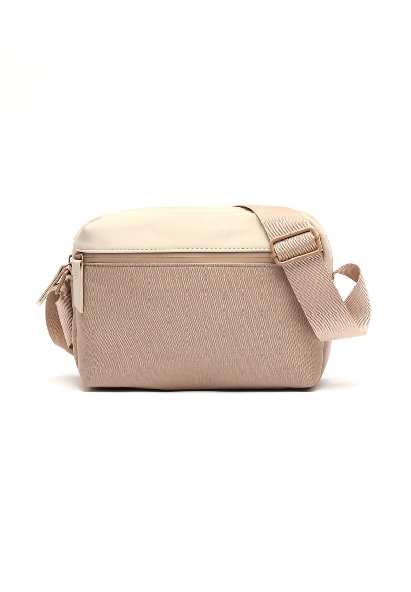 Bežová crossbody kabelka s hladkým, strukturovaným vrškem a texturovaným spodkem. Disponuje nastavitelným popruhem a zipovým uzávěrem.