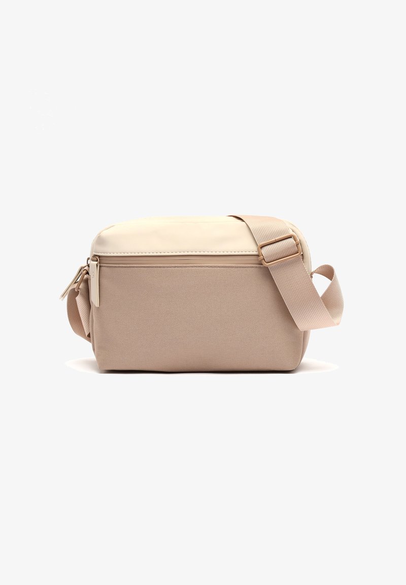Bežová crossbody kabelka s hladkým, strukturovaným vrškem a texturovaným spodkem. Disponuje nastavitelným popruhem a zipovým uzávěrem.