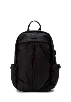 Mochila negra hecha de tela duradera, con un compartimento central con cremallera, cuerdas de ajuste rojas y dos bolsillos laterales.