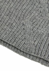 Close-up van gestructureerde grijze gebreide stof met ribbelpatronen in verticale en diagonale richting.