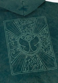 Donkergroene hoodie met een centraal grafisch ontwerp met een vlindermotief, draaiende patronen en vlamaccenten, allemaal omrand in lichtgroen.