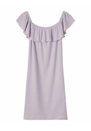 Lyse lilla off-shoulder kjole med flæsedetalje omkring halsudskæringen og subtile lodrette striber på stoffet.