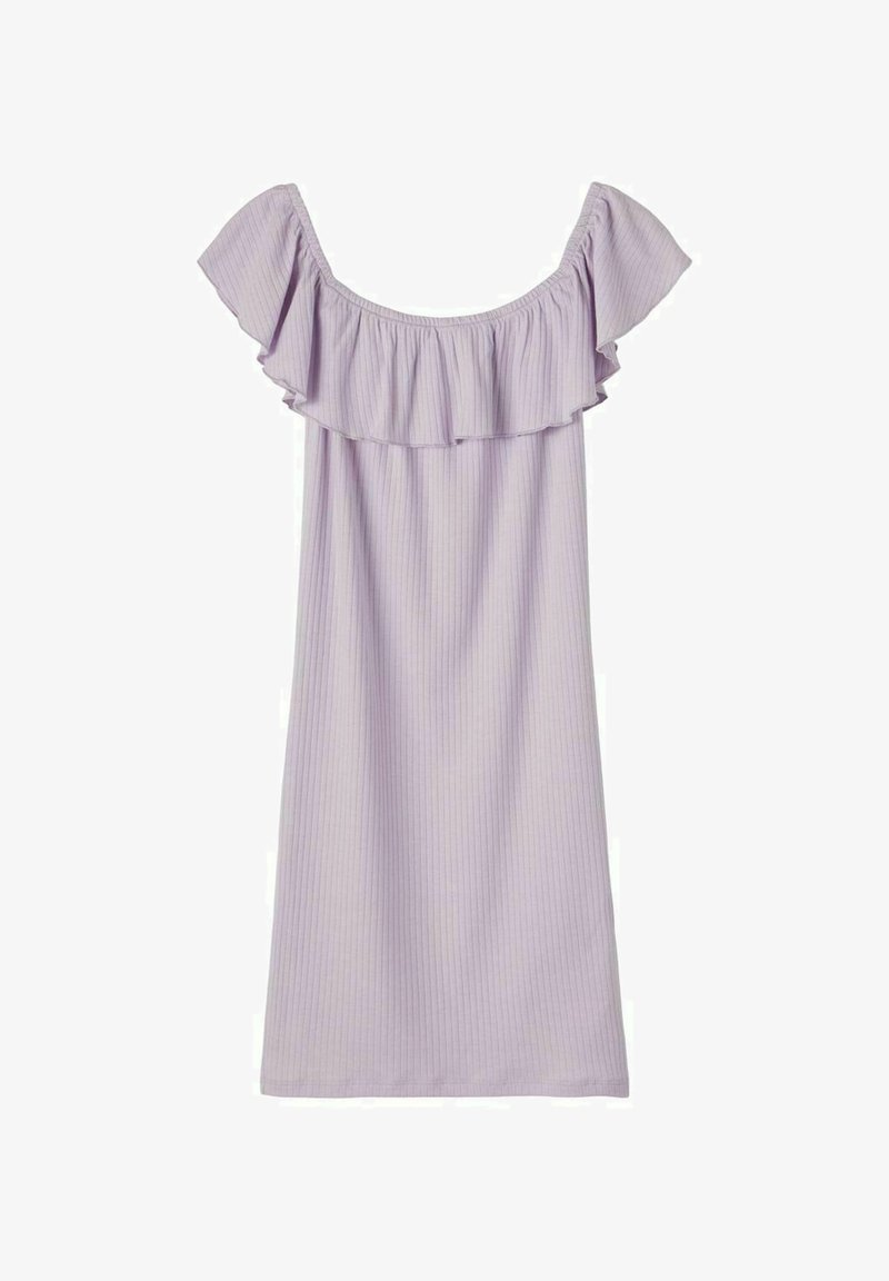 Robe violette claire épaules dénudées avec un détail volanté autour du col et des fines rayures verticales sur le tissu.