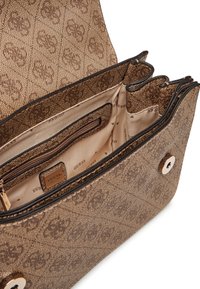 Borsa a tracolla marrone con texture e motivi logo, dotata di hardware dorato, molteplici scomparti e una tasca interna con zip.