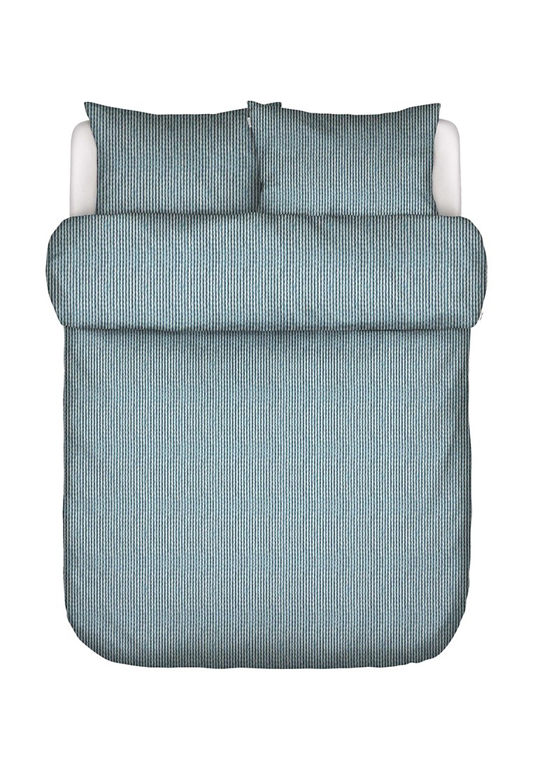Bettwäsche-Set mit vertikal gestreiftem Muster in Blau- und Weißtönen. Weicher Stoff mit abgerundeten Kanten und passenden Kissenbezügen.