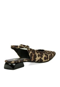 Zapato slingback de estampado de leopardo con punta afilada, material de tela y un tacón bajo angular negro. Cuenta con una correa ajustable con hebilla.