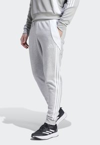 TIRO24 SWEAT PANT - Pantalon de survêtement - medium grey heather/white