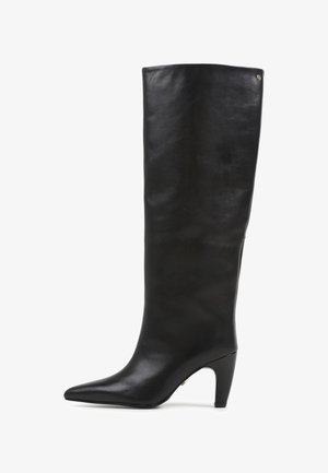 Botte noire en cuir, haute jusqu'au genou, avec un bout pointu et un talon élancé. Texture lisse avec un design épuré et un minimum de détails en métal.