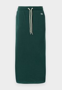 Mørkegrønn kne-lang skjørt med elastisk midje, hvit snor og liten hvit GAP-logo på øverste høyre side.