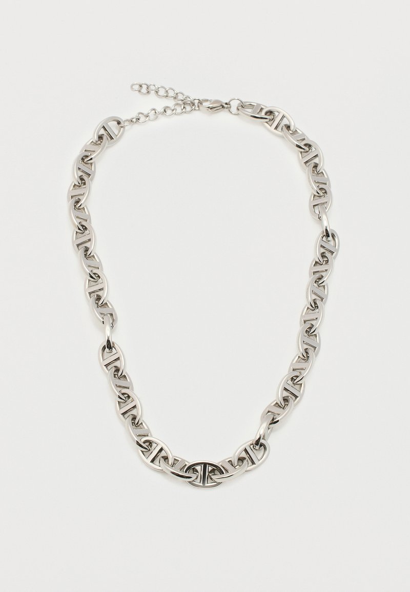 Ασημένιο κολιέ με αλυσίδα που αποτελείται από διασυνδεδεμένους οβάλ κρίκους, με κούμπωμα τύπου αστακού και ρυθμιζόμενο προέκταση αλυσίδας σε λευκό φόντο.