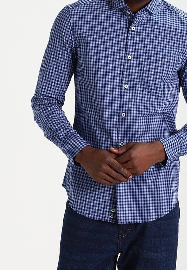 Marinblå och vit rutigt skjorta med knäppning, långa ärmar och bröstficka, tillverkad av lättviktsmaterial.