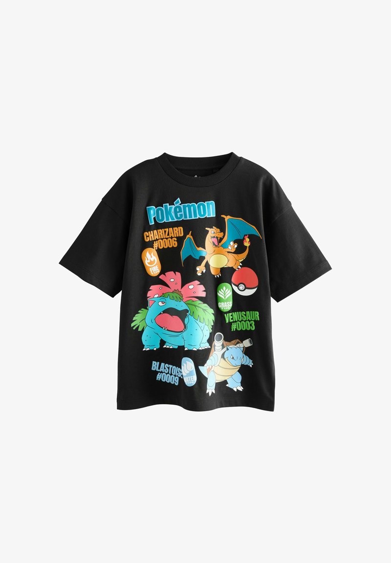 Musta puuvillapaita, jossa on värikkäitä Pokémon-grafiikoita, mukaan lukien Charizard, Blastoise ja Venusaur, sekä tekstiä ja symboleja, jotka liittyvät tyyppeihin.