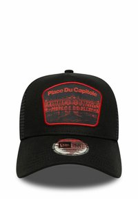 Schwarze Kappe mit strukturiertem Design, versehen mit einem roten gestickten Patch, der architektonische Details des Place Du Capitole zeigt. Verstellbare Passform.
