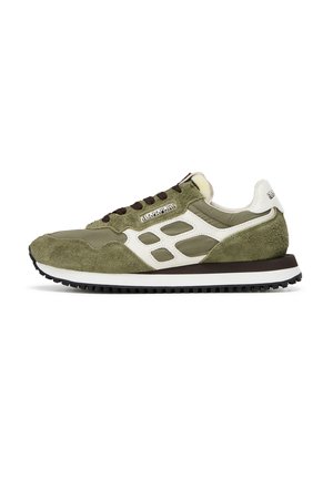 Oliven grøn og hvid sneaker med ruskindspaneler, mørkebrune snørebånd, sort sål og Napapijri-logo på siden, vist fra siden.