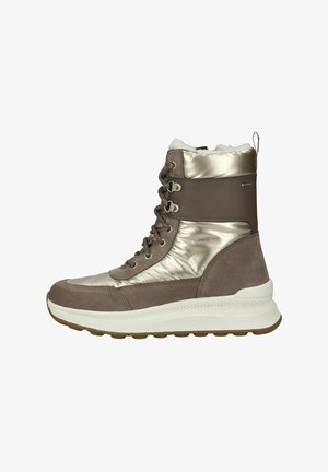 Botas tobilleras con cordones, de parte superior en ante marrón y plateado metálico, forro suave y suela blanca gruesa con tracción de goma.