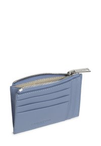 Portafoglio in pelle blu con più scomparti per carte e un compartimento superiore con zip e tirazip in argento.