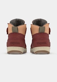 Para czerwono-beżowych wysokich sneakersów z wyściełanymi szarymi wnętrzami i wytłoczonym napisem "bisgaard" na tylnej części pięty.