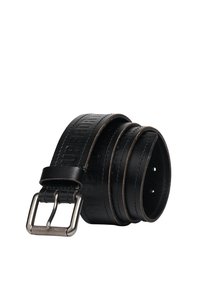 Czarny skórzany pasek z wytłoczonym napisem, srebrną klamrą metalową i pięcioma regulowanymi otworami. Posiada gładkie wykończenie i kontrastowe przeszycia.