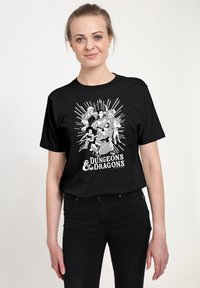 Černé tričko s grafickým potiskem postav a prvků spojených s Dungeons & Dragons v bílé barvě s radiálním designem.