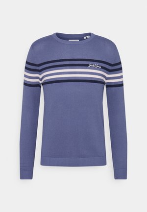 Blauwe gebreide trui met lange mouwen, voorzien van een gestreept ontwerp in marineblauw, wit en lichtblauw. Geborduurd logo op de borst.