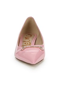 Ballerine in vernice rosa con punta a punta, dalla finitura lucida, dotate di un accento metallico argenteo sulla parte superiore. Fodera interna liscia.