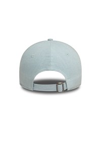 Svetlomodrá čiapka z textúrovaného materiálu, so zatvoreným zadným dielom, nastaviteľným pásikom a vetracími otvormi na hornej strane pre lepšiu priedušnosť.