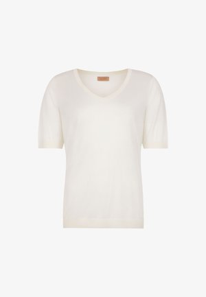 Kortærmet, hvid V-hals sweater med tætsiddende kant og mærkat inde i kraven, vist på en ens hvid baggrund.