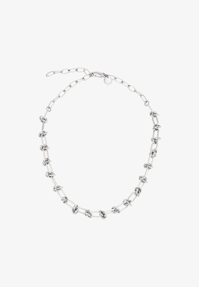 Collier chaîne en argent avec des maillons allongés et de petites boucles torsadées réparties uniformément autour, avec un fermoir mousqueton et une longueur réglable.