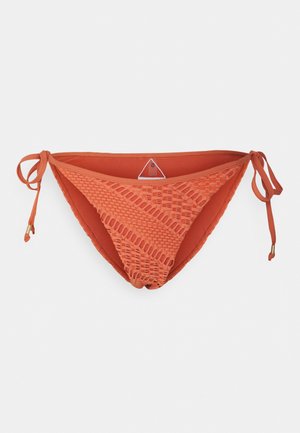 Parte inferior de bikini naranja con un diseño de superposición texturizada. Presenta cierres laterales ajustables y un forro interno suave. Los acentos incluyen herrajes dorados.