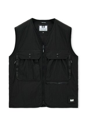 Juodas liemenės tipo be rankovių liemenė su priekinio užtrauktuko užsegimu, dvi didelės kišenės su atvartais ir mygtukais, viena kišenė su užtrauktuku ir maža logotipo siūlė apačioje.