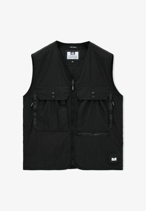 Schwarze ärmellose Weste mit Frontreißverschluss, zwei großen Klappentaschen mit Knöpfen, einer Reißverschlusstasche und einem kleinen Logoaufnäher am Saum.
