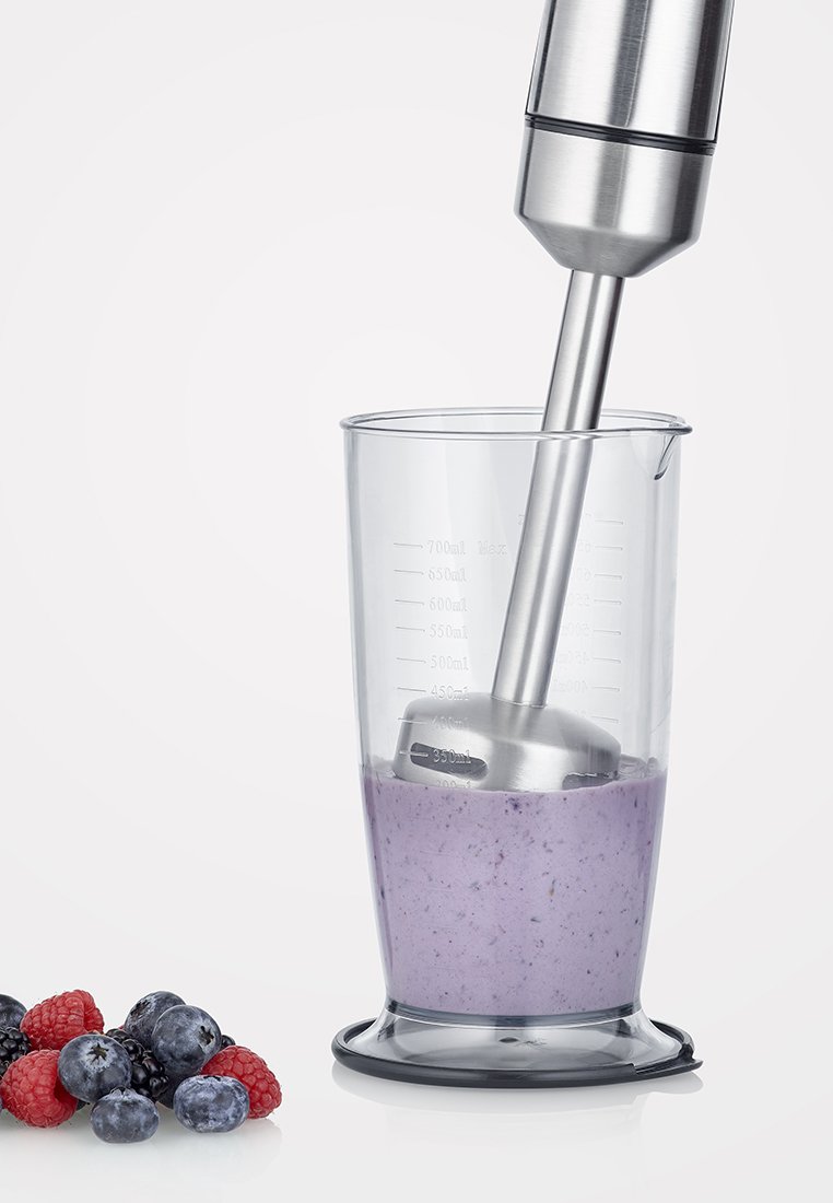 Edelstahl-Stabmixer in einem klaren Messbecher mit lila Mischung; rote und blaue Beeren daneben; elegantes Design und glatte Textur.