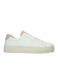 Weiße Ledersneaker mit einem hellrosa Wildleder-Heel-Tab, flachen Schnürsenkeln und einer dicken, strukturierten cremefarbenen Sohle. Goldene Markeninschrift an der Seite.