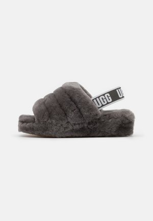 Grå fluffy glidesandal med polstret overside og elastisk hælstrop med mærke på hvid baggrund.