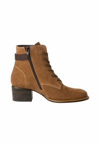 Stivale ankle in suede marrone con punta arrotondata, cerniera laterale e fascia decorativa marrone. Presenta un tacco basso in legno e dettagli con lacci.