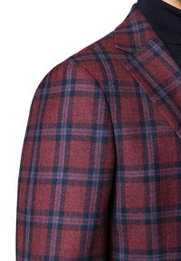 Marynarka w kratę z burgundowym i granatowym schematem kolorów oraz niebieskimi akcentami. Wykonana z teksturowanej tkaniny, z wyraźnie zarysowanymi ramionami.