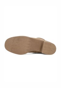 Semelle d'une chaussure beige avec des motifs de texture sur les zones des orteils et du talon, montrant une taille 38 marquée près de l'arche.