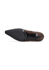 Bruine puntige schoen met een glad leren bovenwerk, slank design en een stevige zwarte rubberen zool. Minimalistische branding op de zool.