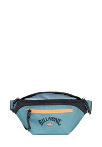 Riñonera en tejido verde azulado y negro con un cierre naranja, que cuenta con un bolsillo frontal, un logo impreso y una correa ajustable.