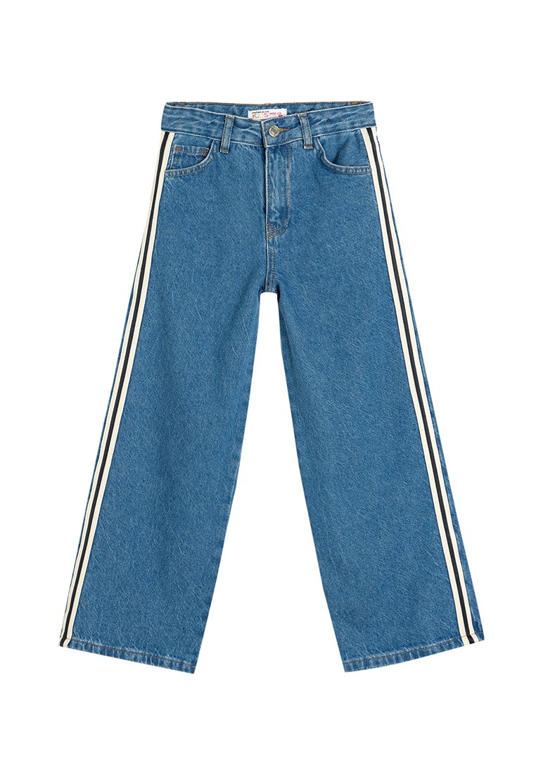 Lichtblauwe denim wijde broek met voorzakken, voorzien van witte zijkanten en een knoopsluiting. Stof heeft een gestructureerde afwerking.