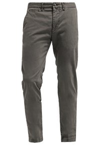 Chinos grigi slim-fit realizzati in morbido misto cotone. Presentano una chiusura con zip, tasche frontali e posteriori, e una superficie liscia e leggermente texture.