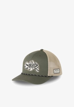 Casquette de baseball en mesh vert et beige avec logo tête de mort en flammes « Von Dutch » sur le devant et écusson « Von Dutch Motorcycle Club » sur le côté.