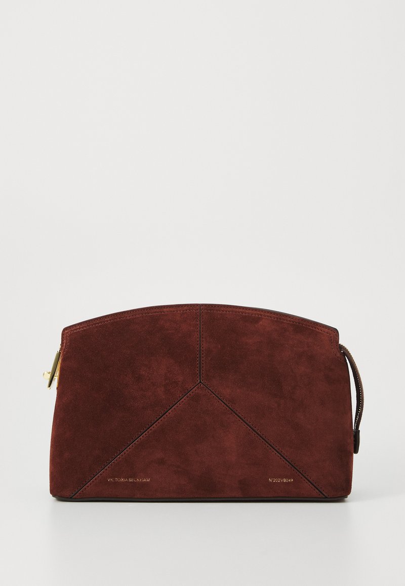 Geantă de mână din suede bordo, cu un design structurat și unghiular. Prezintă un fermoar aurit și o mărcare subtilă embosată pe lateral. Textură netedă.