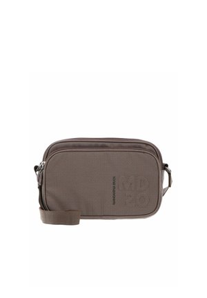 Bolso pequeño rectangular marrón para llevar cruzado con bolsillo delantero con cremallera y correa ajustable sobre fondo blanco.