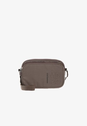 Petit sac bandoulière rectangulaire marron avec poche zippée à l'avant et bandoulière réglable sur fond blanc.
