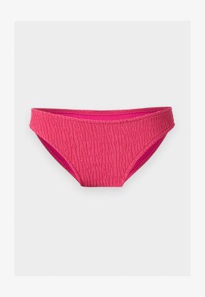 Bas de bikini rose vif texturé avec un motif en zigzag, présenté sur un fond blanc uni.